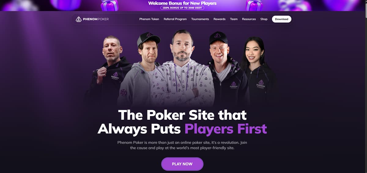 Phenom Poker Startseite mit Banner, das einen Willkommensbonus von 150 % bis zu 3000 USDT bewirbt. Navigation umfasst Token, Turniere, Belohnungen und Team. Design in Violett mit offizieller Spielergruppe im Vordergrund.
